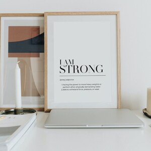 Positive Affirmationen I Am Strong Poster Schwarz und Weiß Minimalist, Christian Wall Art