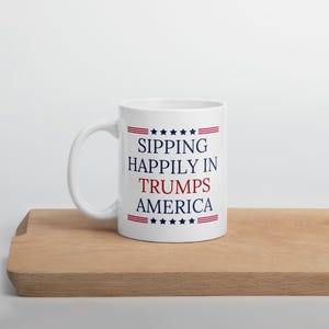 Tazza &quot;Sipping Happily in Trump&#39;s America&quot; / Tazza da caffè patriottica divertente / Regalo per sostenitori di Trump / Tazza conservatrice / Tazza da caffè MAGA