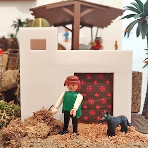 Playmobil-Haus mit goldener Kuppel und Terrasse als Ergänzung zur Krippe. Playmobil-Diorama – Playmobil-Krippe – Playmobil-Landschaft – Modell