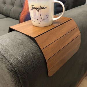 Bandeja de madera para reposabrazos de sofá, regalo de boda, mesa de centro plegable con borde de asiento con mantel individual, regalo del Día de la Madre, organizador de reposabrazos de sofá