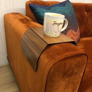 Bandeja de madera para reposabrazos de sofá: mesa de centro plegable con mantel individual en el borde del asiento, regalo perfecto para ella, café del Black Friday, recuerdos de boda