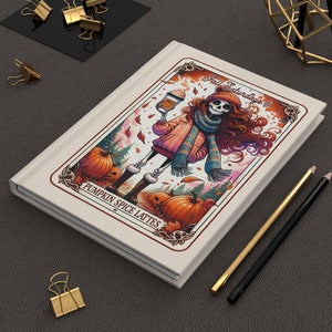 Diario de otoño, cuaderno de tapa dura, cuaderno en blanco, diario de cartas del tarot con una chica esqueleto con ropa acogedora de otoño y café, regalo perfecto de otoño