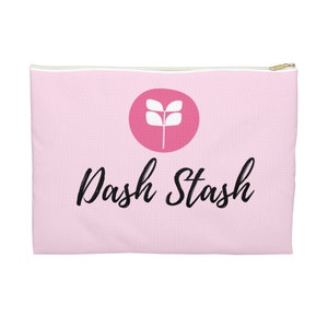 Könnte beinhalten: Rosa durchsichtige Tasche mit einem weißen Pflanzen-Symbol in einem rosa Kreis und dem Text "Dash Stash" in schwarzer Schrift.