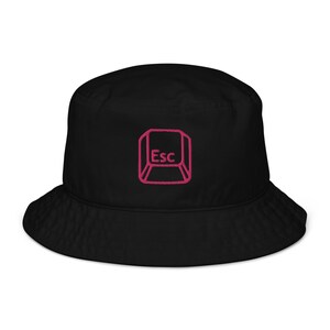 Op de afbeelding: Zwarte bucket hat met een roze geborduurd escape-toets symbool.