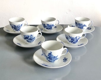 Royal Copenhagen “Blå Blomst” mid century handpainted Danish design porcelain set for 6 with cups and saucers