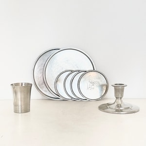 Candelabro, taza y bandejas para vasos/botellas de la marca Just Andersen, de estilo vintage y con un precioso diseño de principios del siglo XX - Art Déco danés.