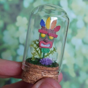 Waku Waku-mask från Crash Glass Dome Miniature | Söta spelstatyer med samlarobjekt