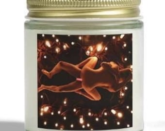 Vela romántica de pareja, decoración sensual para el día de San Valentín, primeras citas y noches íntimas, con una pareja desnuda en un estado de felicidad a la luz de las velas