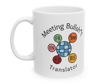 Puede incluir: Taza de cerámica blanca con la frase "Meeting Bullsh*t Translator" en negro. El diseño incluye un globo terráqueo con bocadillos etiquetados "EN", "FR", "中文", "BS" y "ไทย".