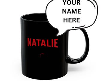 Mug noir personnalisé avec nom personnalisé inspiré de Netflix en rouge, cadeau parfait pour les amateurs de frénésie alimentaire de Netflix et les amateurs de soirées cinéma