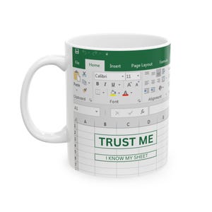 Op de afbeelding: Witte keramische mok met een groen-wit ontwerp van een Microsoft Excel-spreadsheet. De spreadsheet heeft de tekst "TRUST ME" en "I KNOW MY SHEET" in groene vakjes.