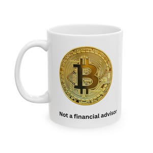 Puede incluir: Taza de café de cerámica blanca con un símbolo Bitcoin dorado. El diseño de Bitcoin está centrado en la taza, con el texto "Not a financial advisor" debajo. La taza tiene un asa blanca y es adecuada para bebidas calientes.