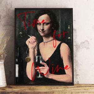 Puede incluir: Una pintura de una mujer con cabello oscuro y un vestido negro sosteniendo una copa de vino tinto. El texto "Time for Wine" está escrito en rojo sobre la imagen.