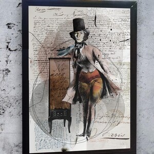 Puede incluir: Una ilustración de estilo vintage de una persona con un sombrero de copa y un abrigo largo, de pie frente a un pequeño gabinete con las palabras "Me mory is the garden of the Soul" escritas en él. El fondo es un collage de texto escrito a mano y dibujos.
