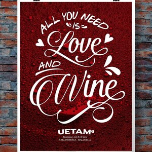 Puede incluir: Un póster rojo con texto blanco que dice "Todo lo que necesitas es amor y vino". El póster tiene un fondo rojo con gotas de agua. El texto "UETAM8 Boutique, Art & Wines VALLDEMOSSA-MALLORCA" está en la parte inferior del póster.