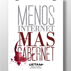Puede incluir: Un póster blanco con el texto "MENOS INTERNET MAS CABERNET" en letras rojas y grises. El texto está rodeado por una mancha de vino tinto. La parte inferior del póster tiene el texto "UETAM Boutique, Art & Wines, VALLDEMOssa, MALLORCA".
