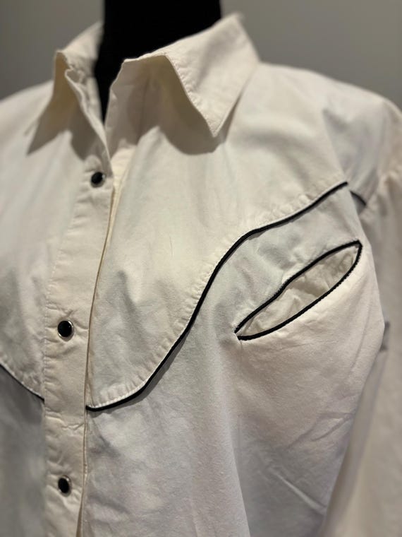 A black t shirt with a black stitching on the front generative ai