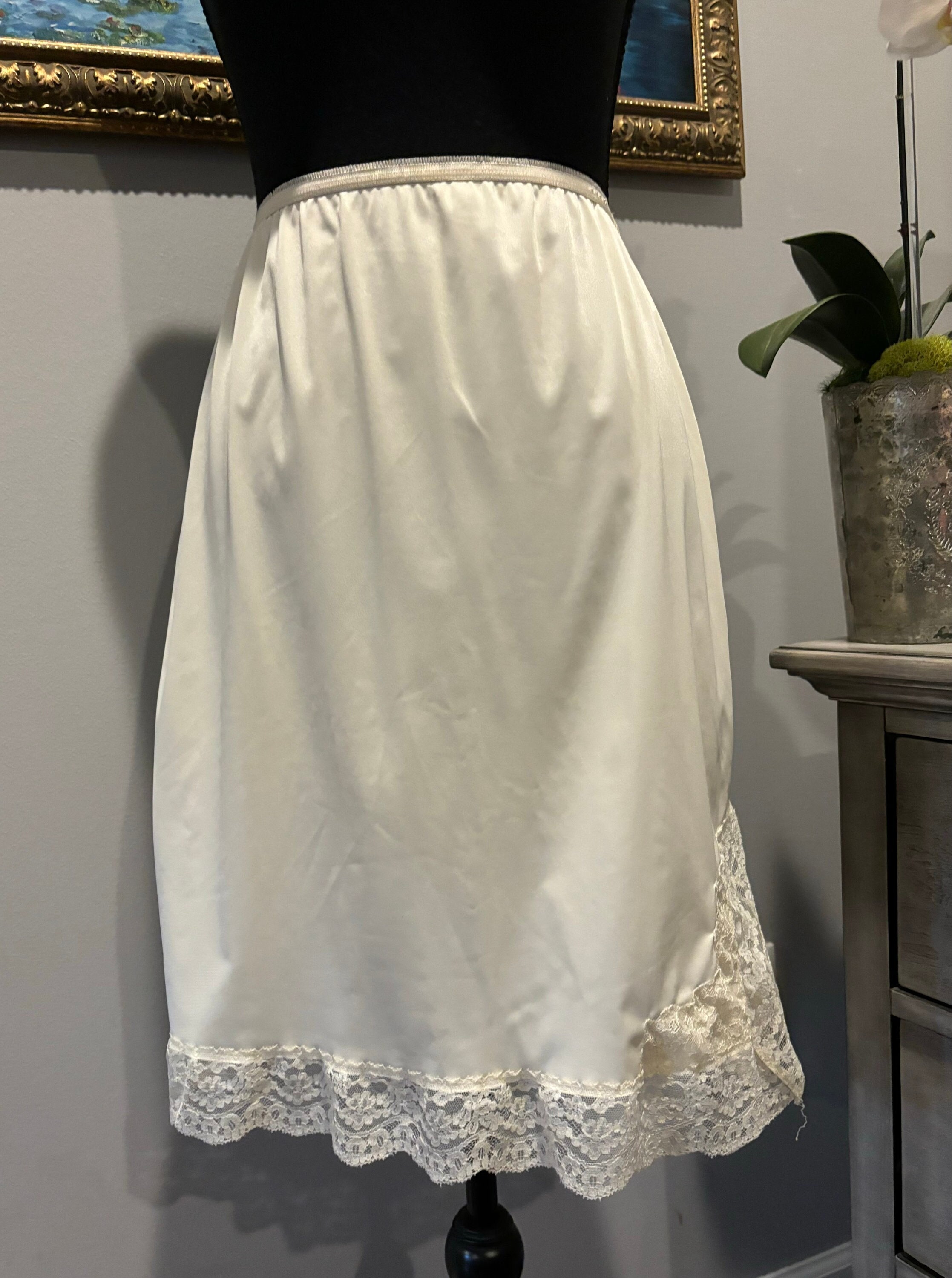 TURKAN Vintage White Half Slip, Nylon Skirt Slip, Moveable Lacy Slit, Retro  Intimates, Plus Size Pin-up Lingerie 1960s 1970s VOLUP -  Canada