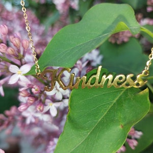 Colgante con letra de bondad, colgante con letra "Bondad" para collar para la vida cotidiana, colgante "Bondad" para todo el universo y las vidas