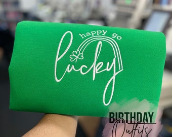Maglietta ricamata "Happy Go Lucky" per il giorno di San Patrizio, con motivo trifoglio irlandese.