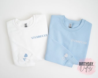 Camiseta de gola redonda personalizada com bordado de algarismos romanos, presente para casais, presente de aniversário, camiseta combinando para casais, inicial do casal na manga, moletom com capuz.