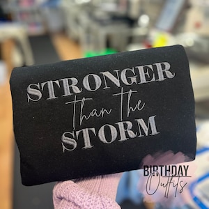Stärker als der Sturm besticktes Sweatshirt, christliches besticktes Sweatshirt, Bibel-Vers-besticktes Hemd, motivierende Mannschaft