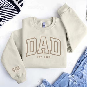 Sudadera bordada personalizada, sudadera universitaria bordada con cuello redondo para papá, nombre en la manga, sudadera bordada, regalo del Día del Padre