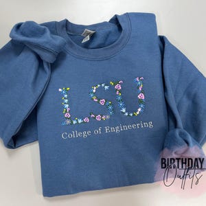 Moletom bordado com letras florais personalizadas para faculdade, moletom com gola redonda com bordado de flores para faculdade, presente de formatura do ensino médio