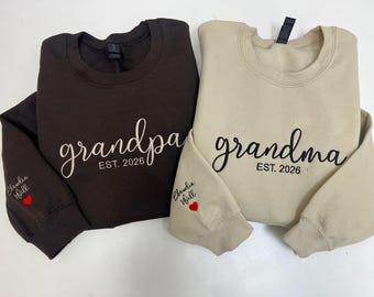 Camiseta de gola redonda bordada com fonte cursiva personalizada (Mãe, Avó, Avô)