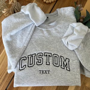 Felpa girocollo stile college personalizzata con ricamo – Felpa in misto cotone personalizzata