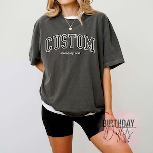 Op maat geborduurd T-shirt Varsity Comfort Colors - T-shirt met borduursel Aangepast borduursel - Gepersonaliseerde T-shirts Comfort Colors