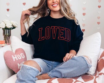 Bluza z haftem Loved Varsity, prezent na Walentynki