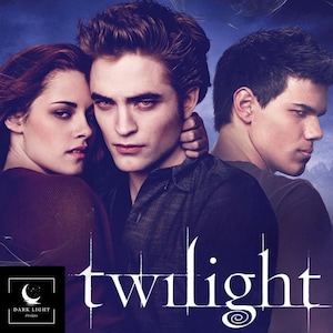 Könnte beinhalten: Ein Werbeplakat für den Film Twilight mit drei dunkelhaarigen Personen vor blauem Hintergrund. Der Titel twilight steht in weißer Schrift am unteren Rand, und ein kleines schwarzes Quadrat-Logo mit einer Mondsichel zeigt DARK LIGHT Designs.