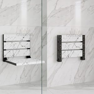 Peut inclure: Un siège de douche mural doté d'une surface blanche avec des veines de marbre noir et un cadre en métal noir. Le design comprend un mécanisme pliable, présenté en position ouverte et fermée contre un mur en carrelage de marbre blanc.