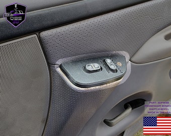 Puede incluir: Un panel de puerta de coche gris con un interruptor de ventana negro y un panel de control de cierre de puerta. El panel tiene una textura perforada y el texto "WINDOW" y "DOOR LOCK" está impreso en el panel de control. El texto "PART: 3DPWSB PASSENGER WINDOW SWITCH BEZEL MADE IN THE USA" está impreso debajo del panel de control. Una bandera estadounidense está impresa debajo del texto.