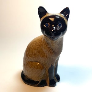 Weetman Siamese Cat Figurine. Vintage Siamese Cat with Blue Jewel Eyes. Kitsch Cat Figurine. Seal Point Siamese. Gift for Cat Lover.