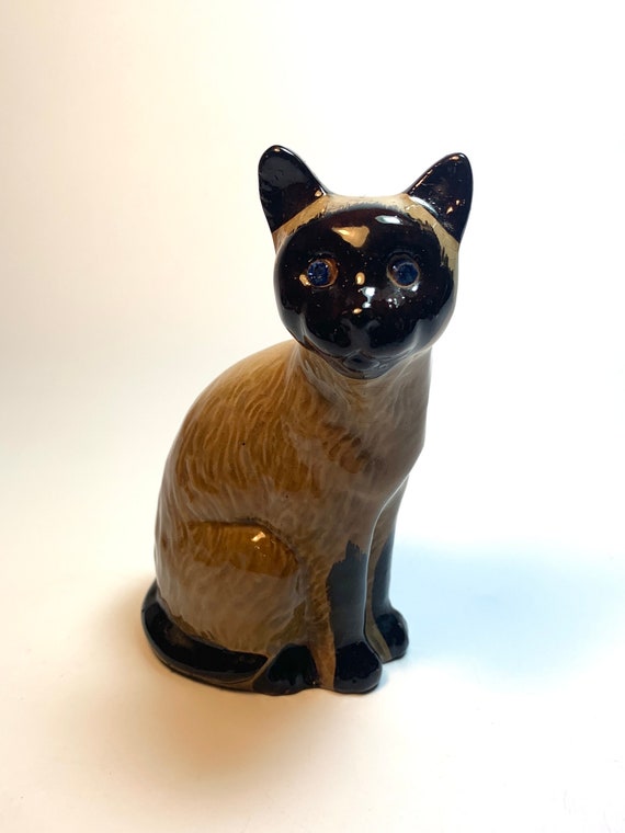 Weetman Siamese Cat Figurine. Vintage Siamese Cat with Blue Jewel Eyes. Kitsch Cat Figurine. Seal Point Siamese.
