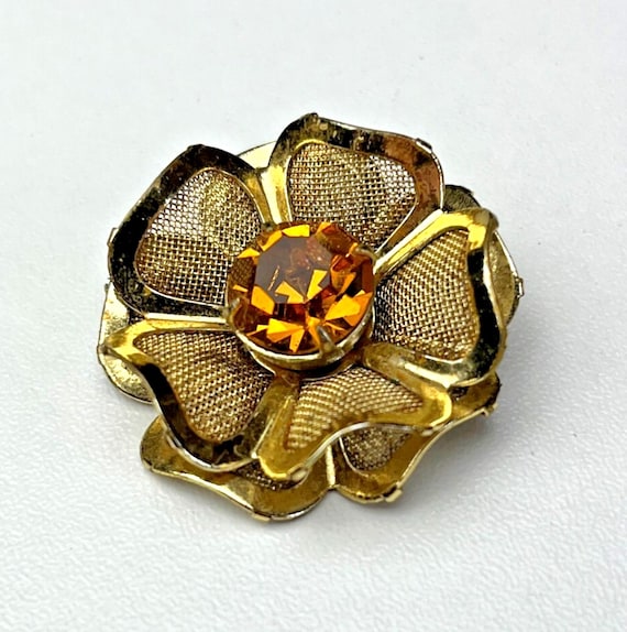 Mid Century Amber Rhinestone Mesh Brooch in a Gold Tone Metal. Vintage Pin