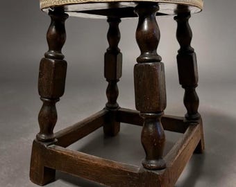 Vintage Eichenhocker Rustikaler Holz Fußhocker Gedrechselte Beine im Alter von Patina