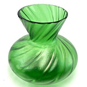 Antique Green Lustre Glass Vase: Art Nouveau Swirl Pattern