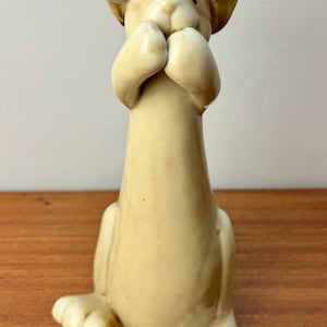 Statuetta di coniglio in ceramica di Kangaroo Pottery. Coniglietto in ceramica con cappello