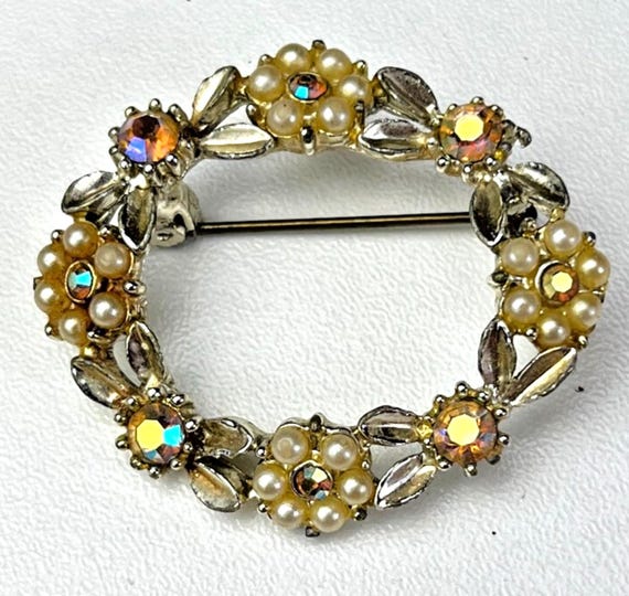 Mid Century Floral Wreath Brooch Faux Pearl & Rhinestone. 1950s Mid Century Pin