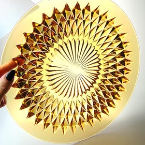Amberglazen serveer- of decoratieve plaat van George Davison. Art deco amber decoratief bord. Amberglas uit de jaren 1930