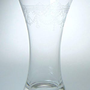 Kristallvase mit geätzten Blumen und dekorativen Details