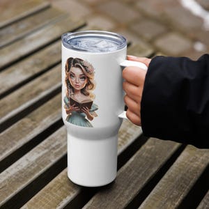 Könnte beinhalten: Weißer Reisebecher mit Deckel und Griff. Der Becher zeigt eine farbenfrohe Illustration einer Frau, die ein Buch liest, ein blaues Kleid und einen Blumenkranz trägt. Der Becher wird von einer Person gehalten.