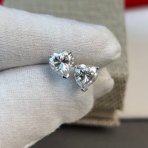 GRA-zertifiziert 1,00 ct bis 8,00 ct Moissanite-Bolzenohrstecker in Herzform mit Druckknopf