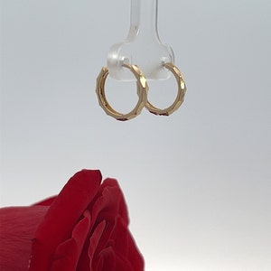 Winzige Einfache Creolen • 14k Gold Zierliche Ohrringe • Huggie Creolen Ohrringe • Gemusterte Ohrringe • Minimalistische Ohrringe • Geschenk für Sie