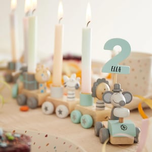 Trenino di compleanno in legno personalizzato SCANDI – Decorazione di compleanno per bambini con numeri e candeline | 0–99 anni | Regalo di nascita, decorazione di compleanno