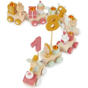 Könnte beinhalten: Holzspielzeug-Zugset mit Tierwagen, darunter eine Giraffe und ein Affe. Die Wagen sind in Pastellfarben bemalt, mit goldenen Kerzenhaltern und sternförmigen Rädern. Enthält eine große Zahl 8 und eine Zahl 1.