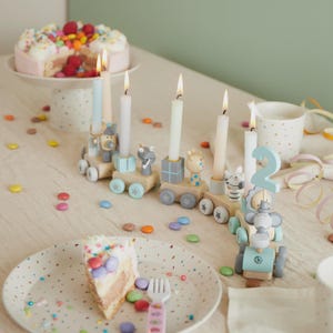Trenino di compleanno in legno personalizzato SCANDI – Decorazione di compleanno per bambini con numeri e candeline | 0–99 anni | Regalo di nascita, decorazione di compleanno